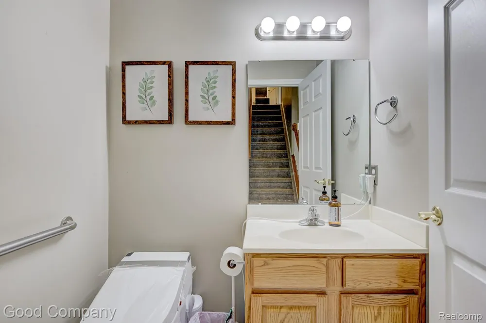 575 Lakes Edge Drive Oxford Village, MI 48371