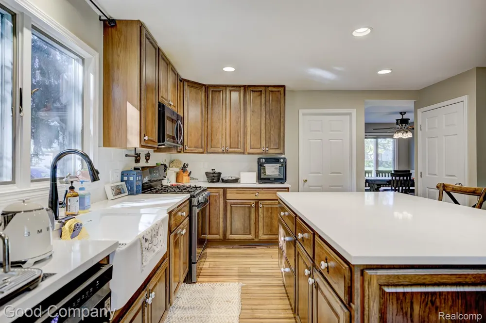 575 Lakes Edge Drive Oxford Village, MI 48371