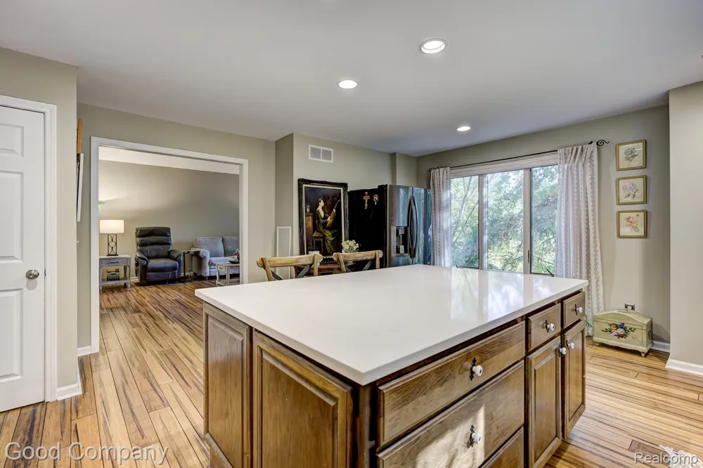 575 Lakes Edge Drive Oxford Village, MI 48371