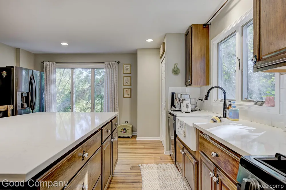 575 Lakes Edge Drive Oxford Village, MI 48371