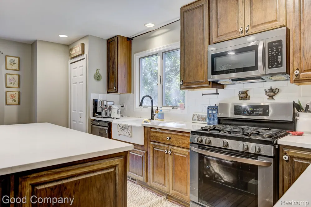 575 Lakes Edge Drive Oxford Village, MI 48371