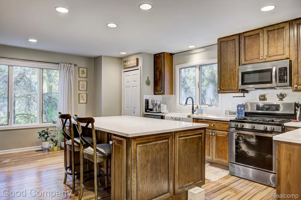 575 Lakes Edge Drive Oxford Village, MI 48371