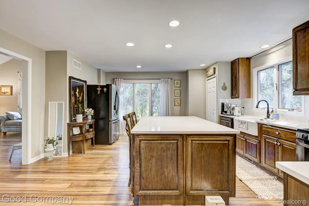 575 Lakes Edge Drive Oxford Village, MI 48371