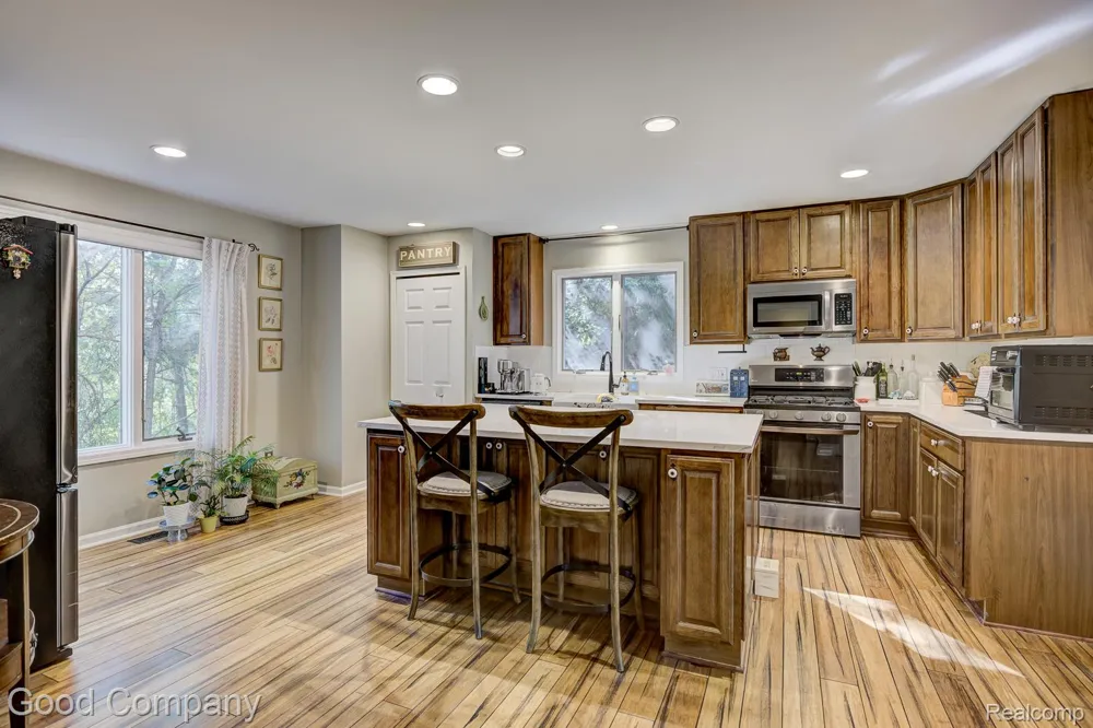 575 Lakes Edge Drive Oxford Village, MI 48371
