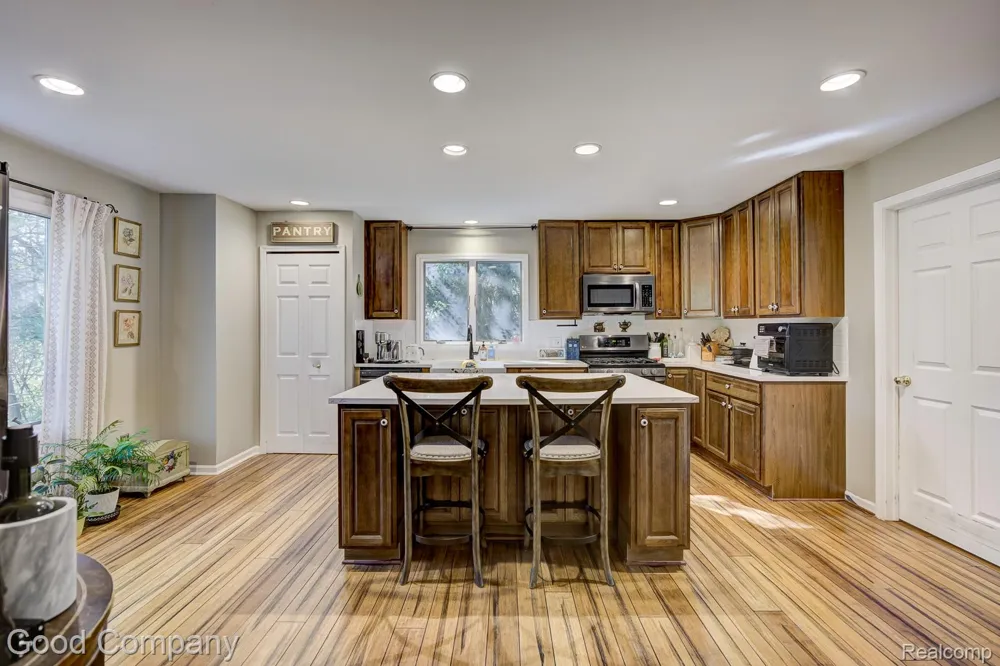 575 Lakes Edge Drive Oxford Village, MI 48371