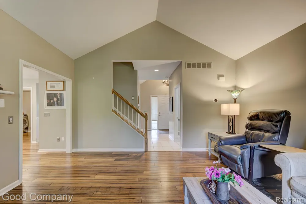 575 Lakes Edge Drive Oxford Village, MI 48371