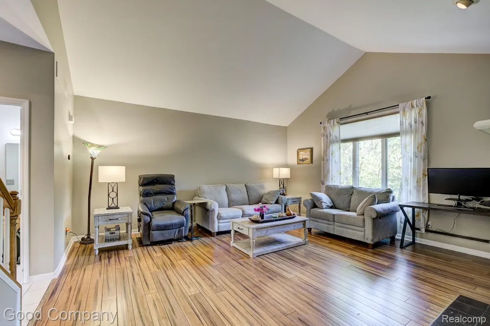 575 Lakes Edge Drive Oxford Village, MI 48371