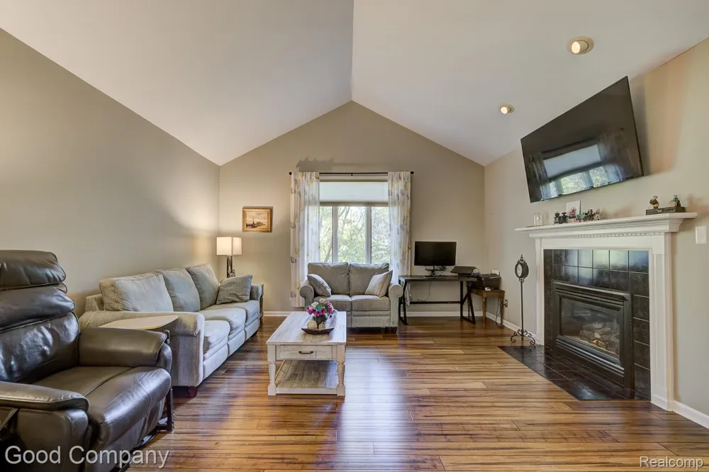 575 Lakes Edge Drive Oxford Village, MI 48371