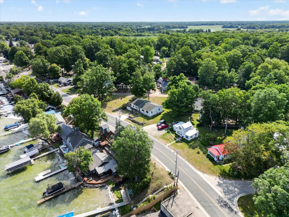 2610 S Shore Drive Crystal Township, MI 48818