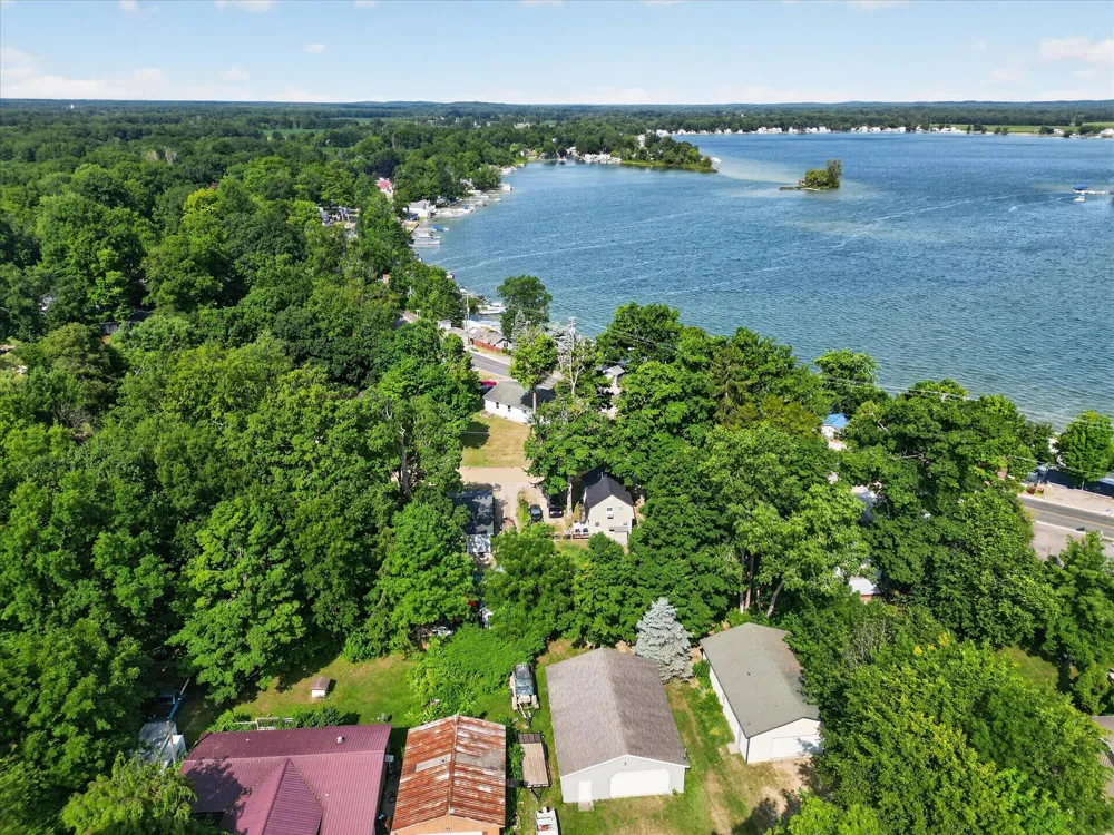 2610 S Shore Drive Crystal Township, MI 48818