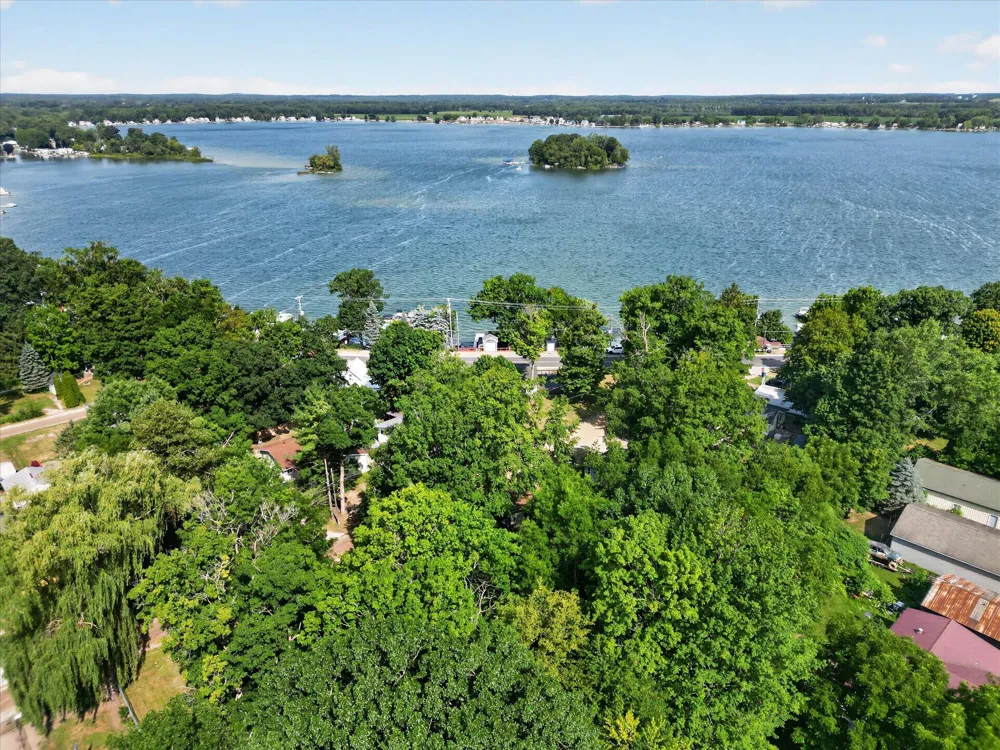 2610 S Shore Drive Crystal Township, MI 48818