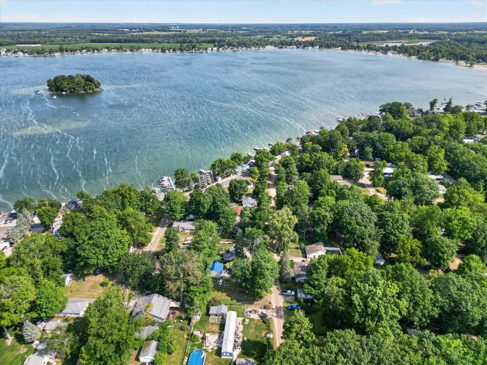 2610 S Shore Drive Crystal Township, MI 48818