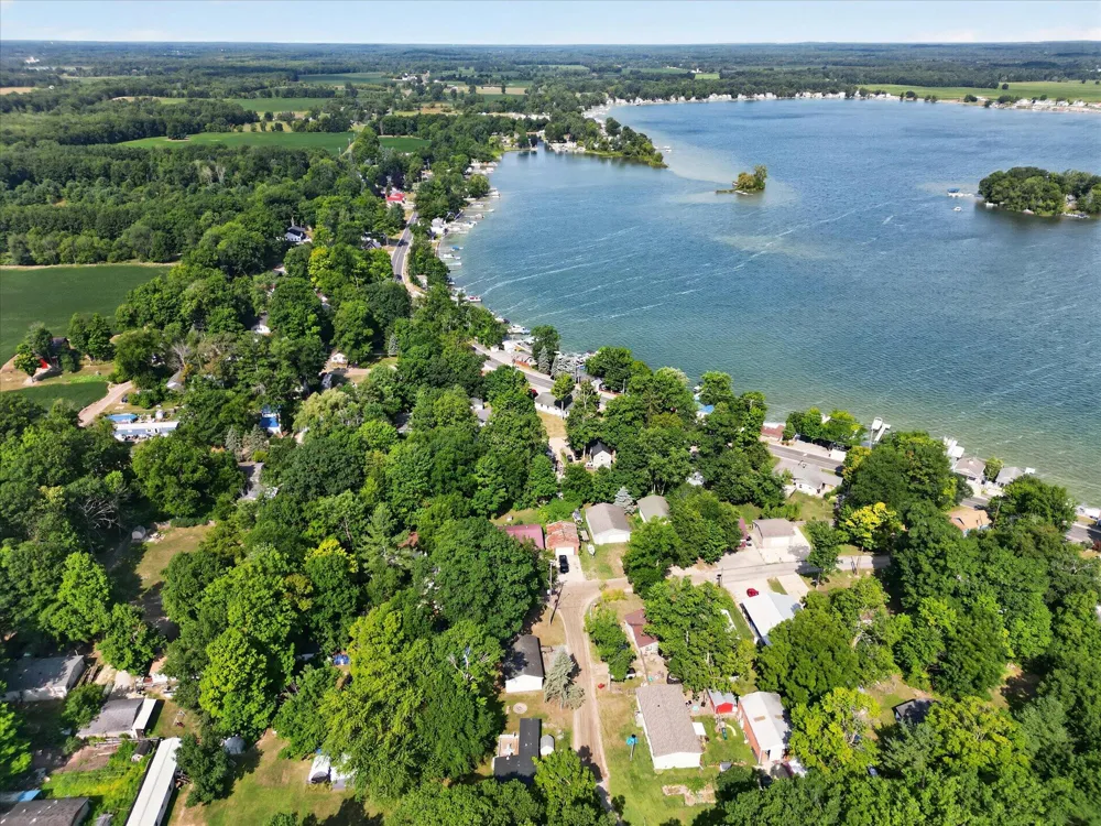 2610 S Shore Drive Crystal Township, MI 48818