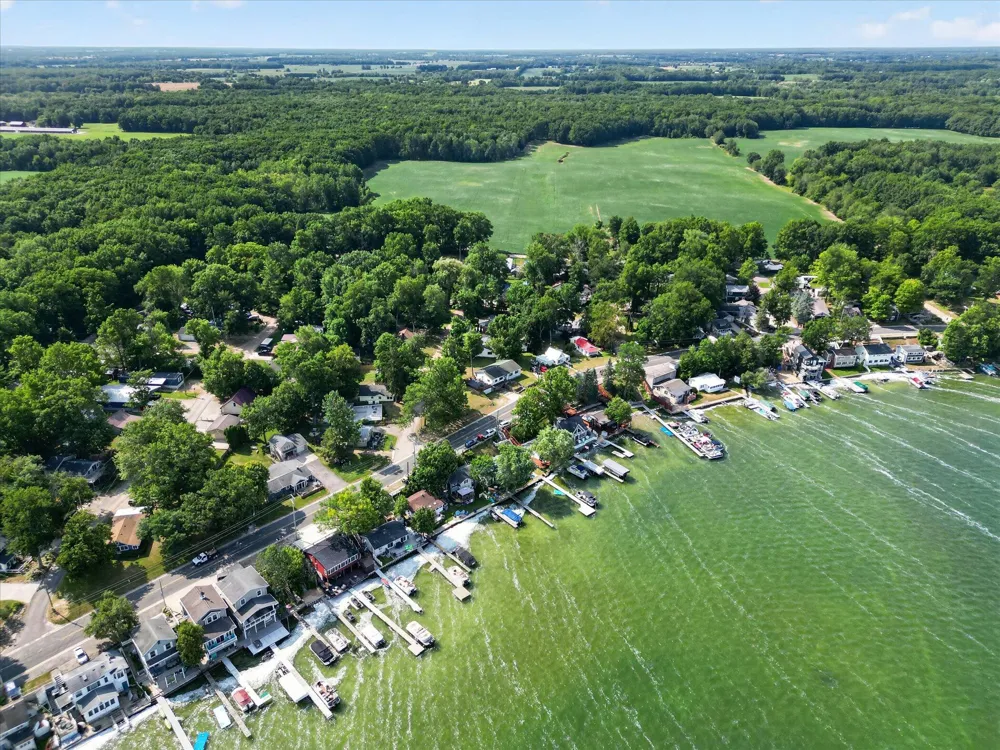 2610 S Shore Drive Crystal Township, MI 48818