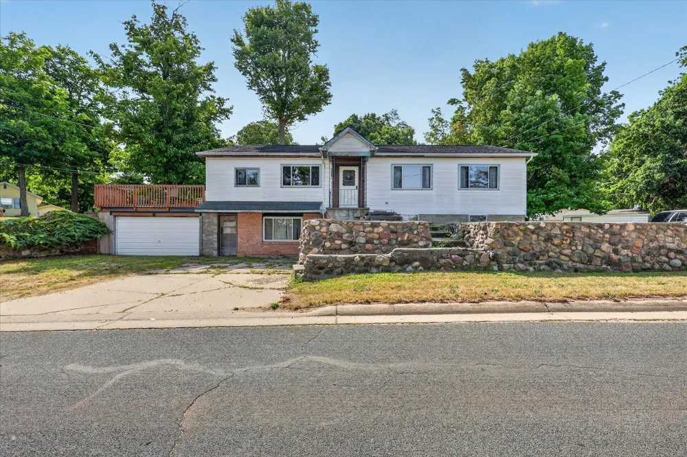 2610 S Shore Drive Crystal Township, MI 48818