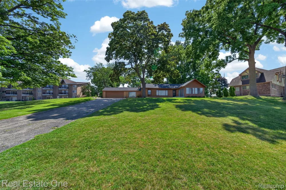2079 Klingensmith Road Bloomfield Charter Township, MI 48302