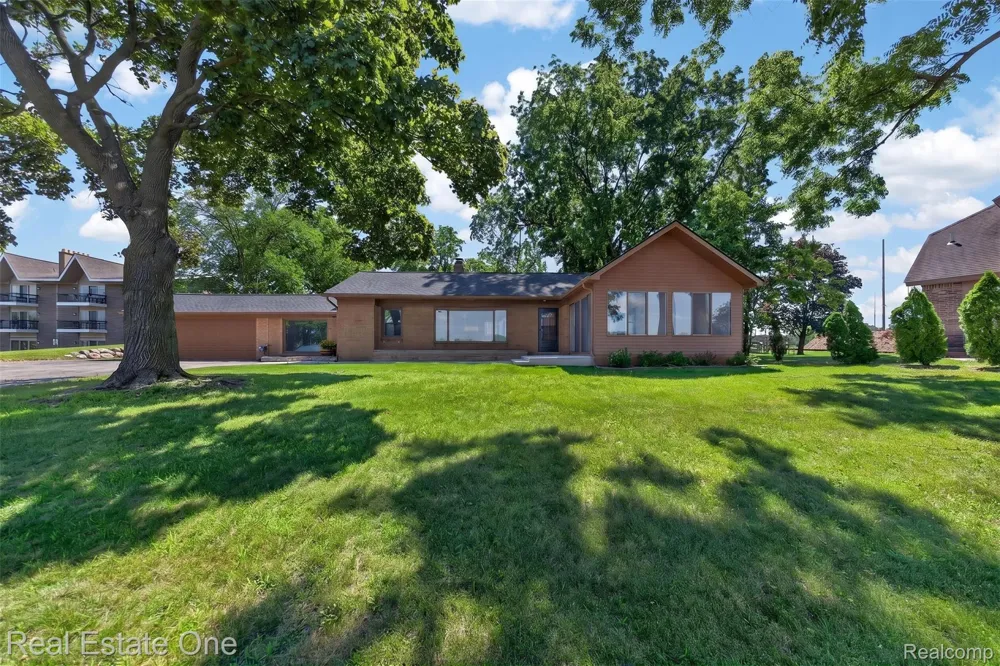 2079 Klingensmith Road Bloomfield Charter Township, MI 48302