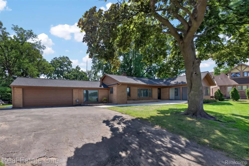 2079 Klingensmith Road Bloomfield Charter Township, MI 48302