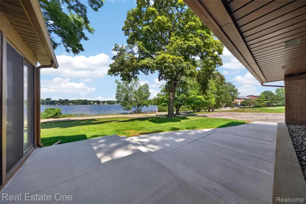 2079 Klingensmith Road Bloomfield Charter Township, MI 48302