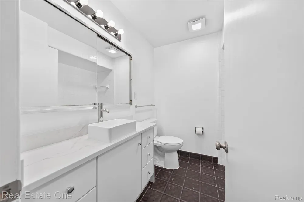 2079 Klingensmith Road Bloomfield Charter Township, MI 48302