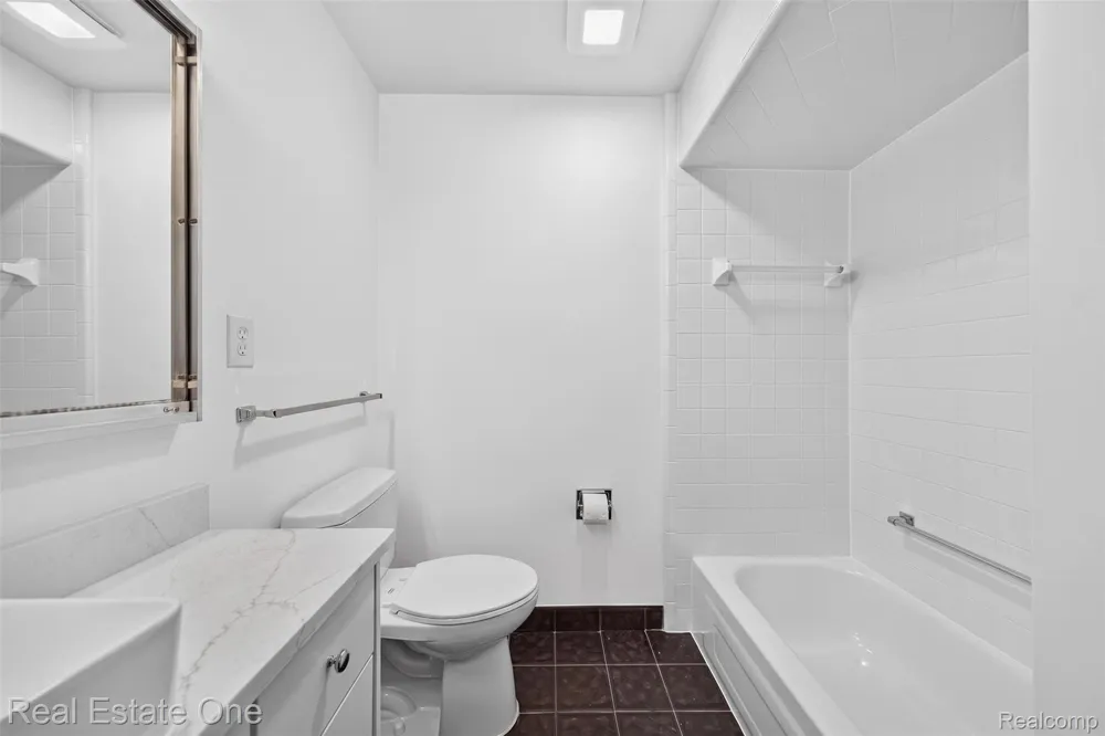 2079 Klingensmith Road Bloomfield Charter Township, MI 48302
