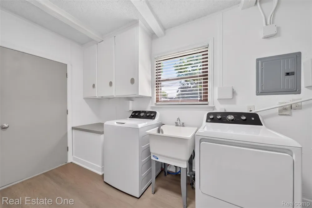 2079 Klingensmith Road Bloomfield Charter Township, MI 48302