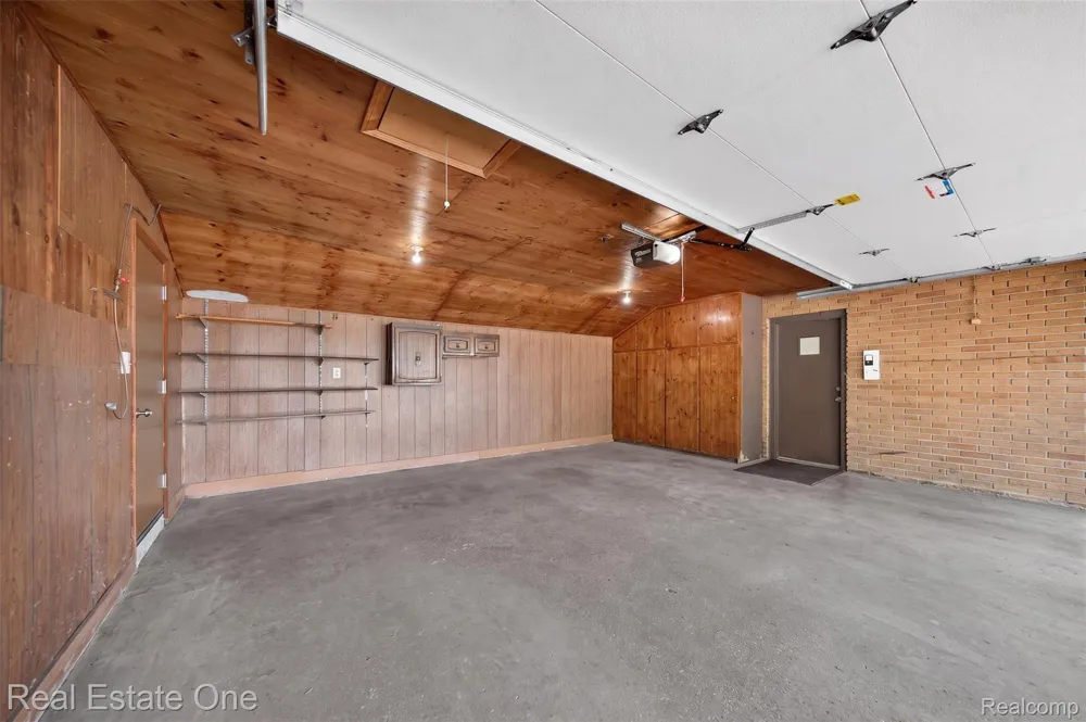 2079 Klingensmith Road Bloomfield Charter Township, MI 48302