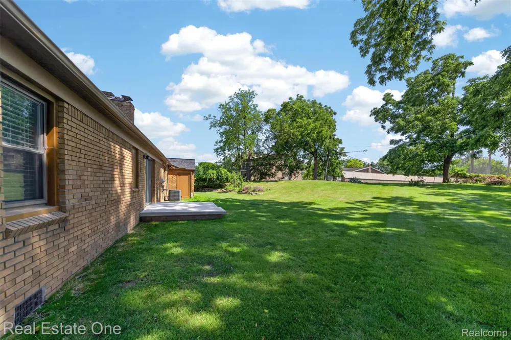 2079 Klingensmith Road Bloomfield Charter Township, MI 48302