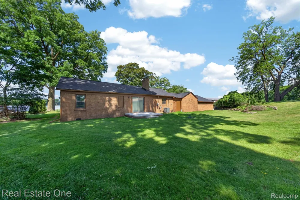 2079 Klingensmith Road Bloomfield Charter Township, MI 48302