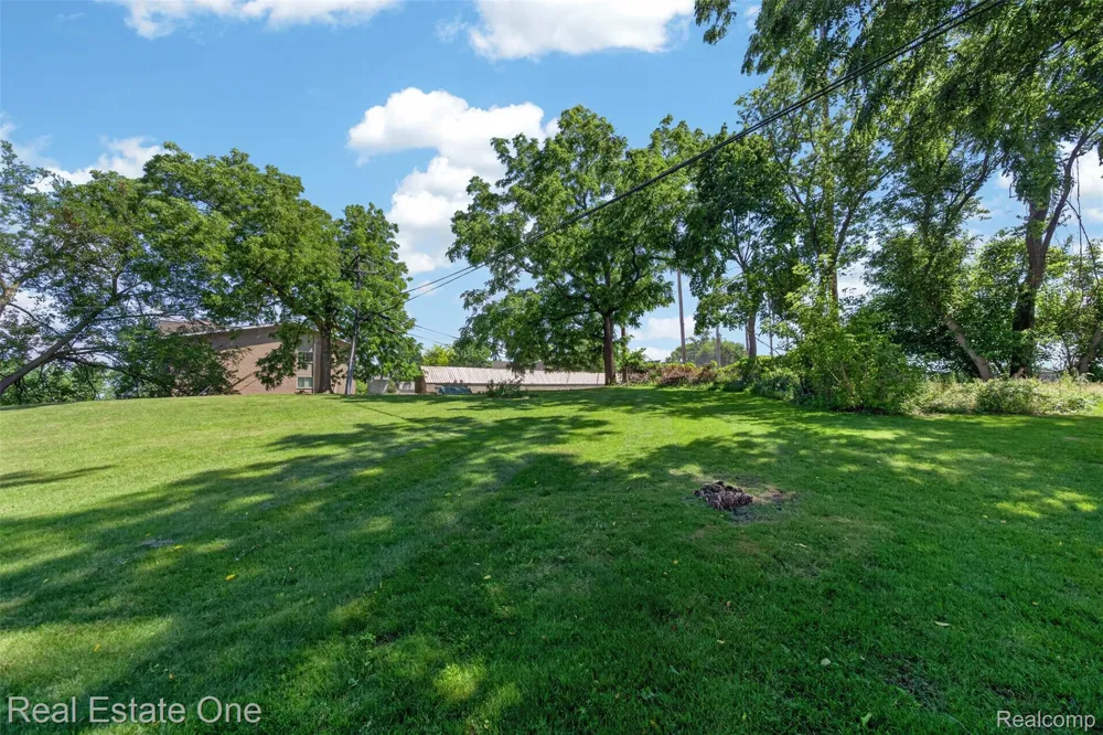 2079 Klingensmith Road Bloomfield Charter Township, MI 48302