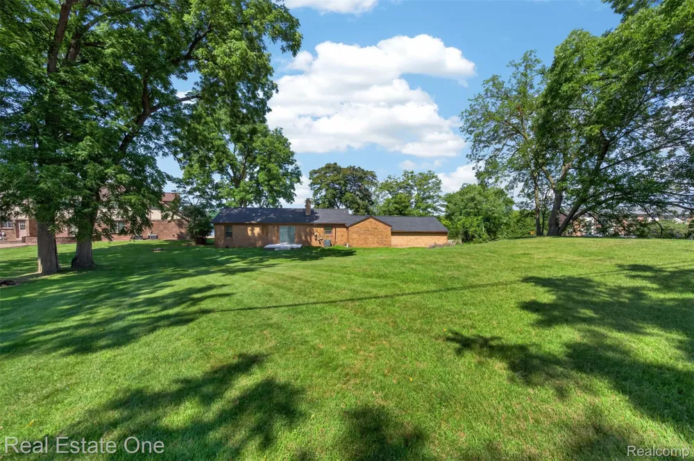 2079 Klingensmith Road Bloomfield Charter Township, MI 48302
