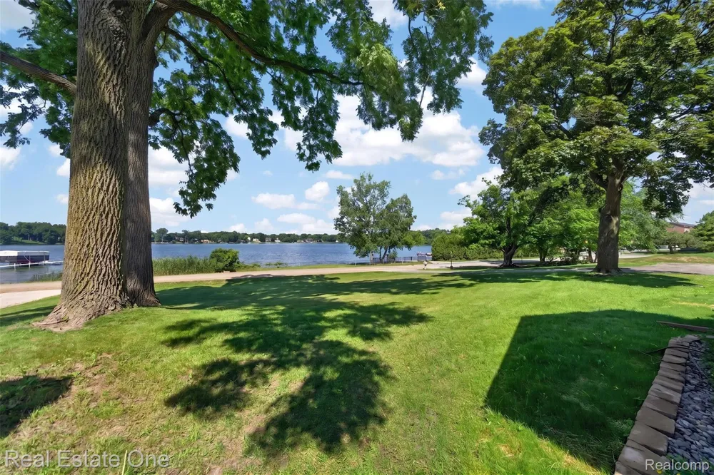 2079 Klingensmith Road Bloomfield Charter Township, MI 48302