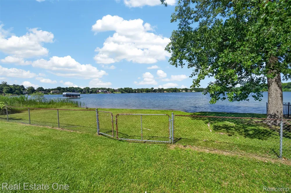 2079 Klingensmith Road Bloomfield Charter Township, MI 48302