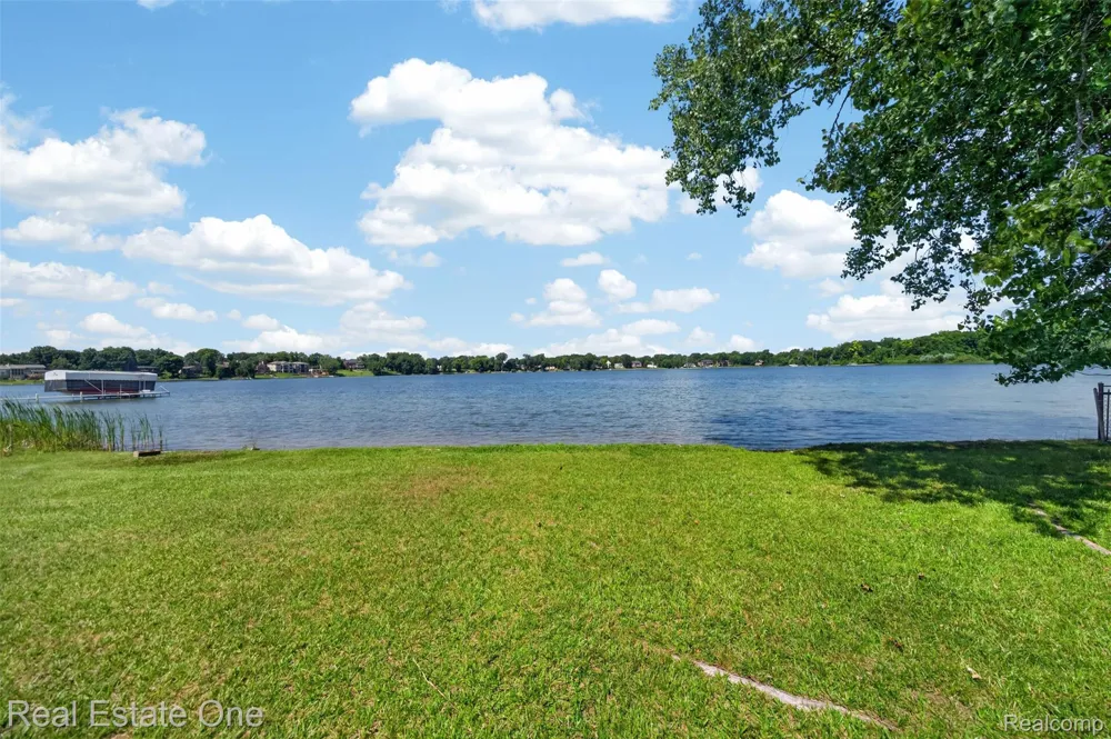 2079 Klingensmith Road Bloomfield Charter Township, MI 48302