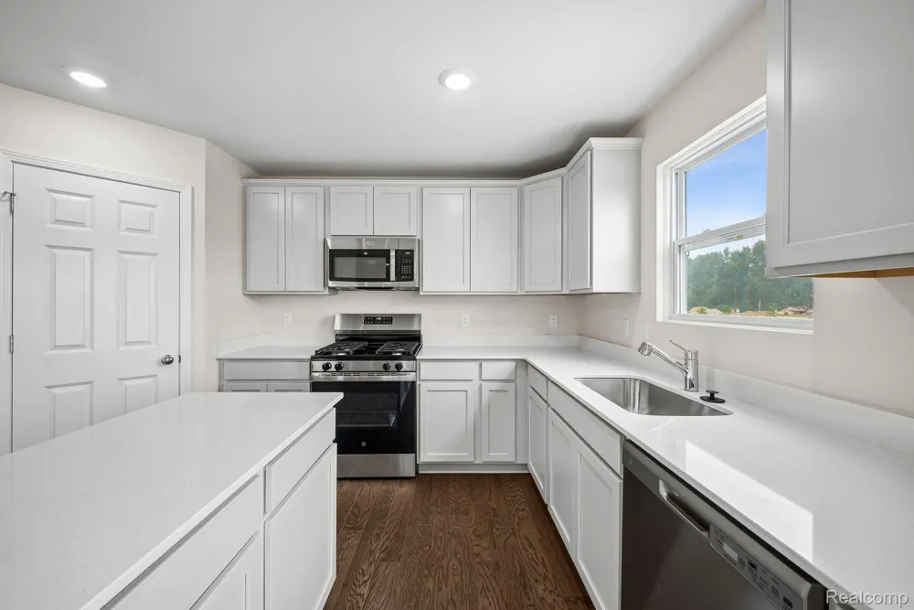 387 Edge Brook Holly Township, MI 48442