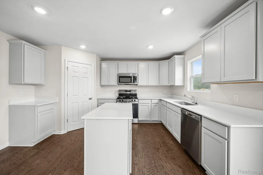 387 Edge Brook Holly Township, MI 48442