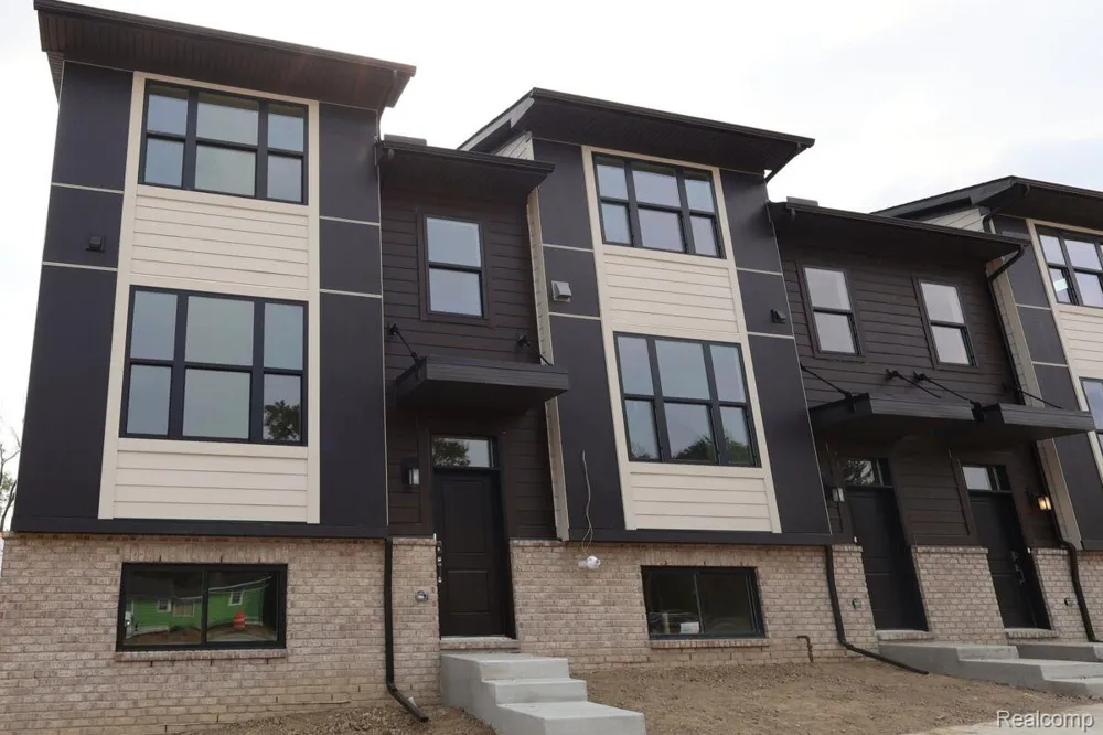 1016 Pine Tree Lane Troy City, MI 48085