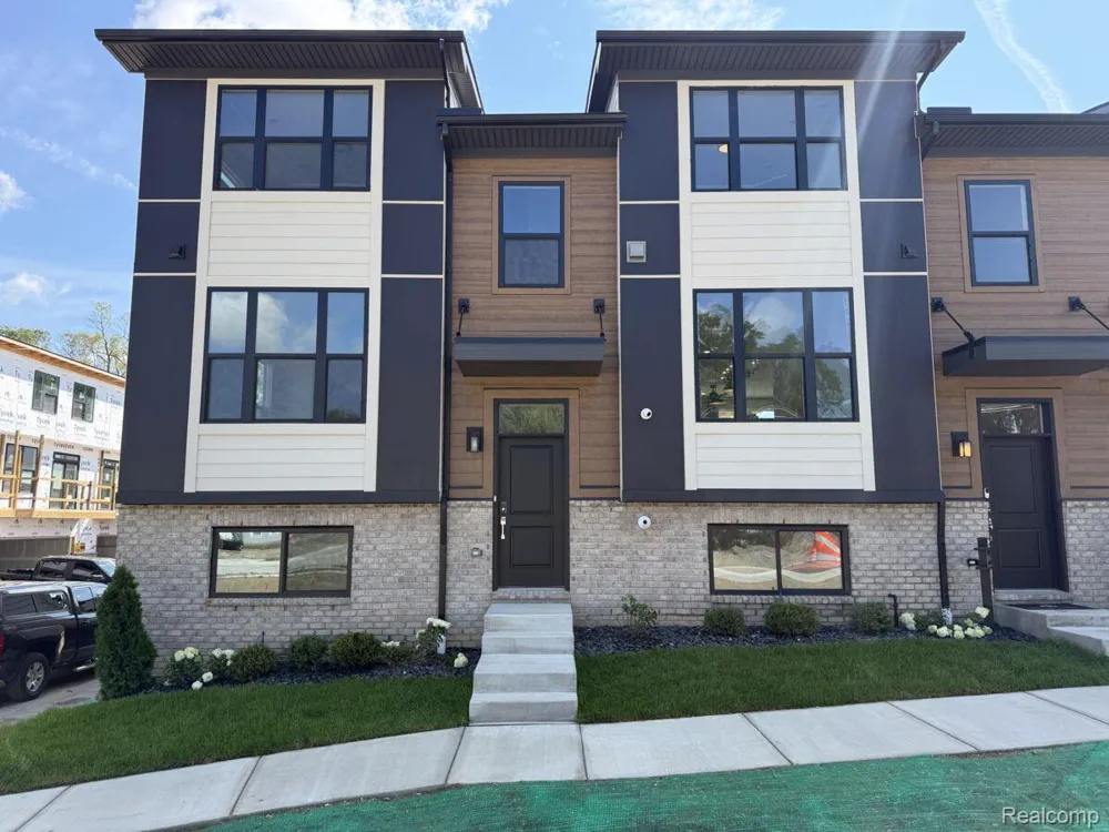 1016 Pine Tree Lane Troy City, MI 48085
