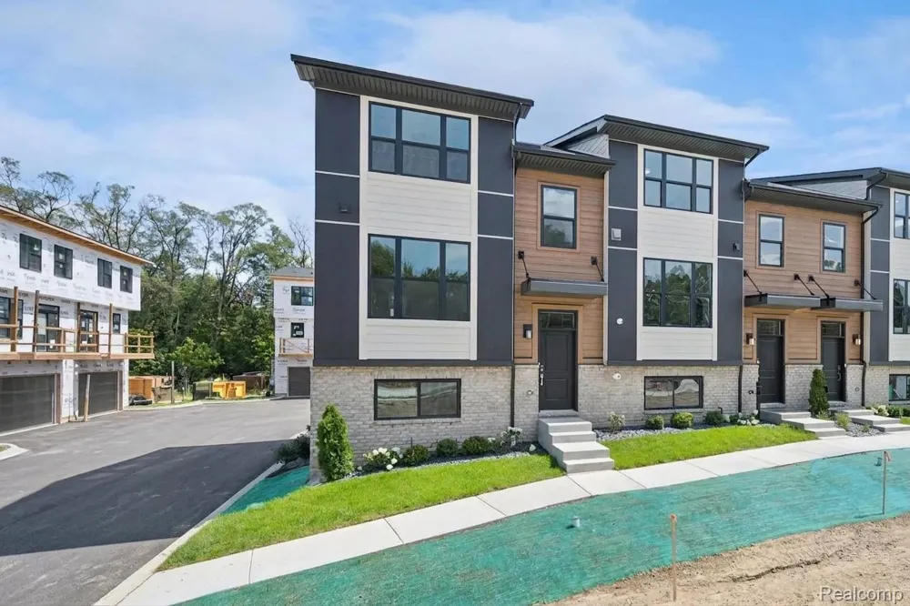 1016 Pine Tree Lane Troy City, MI 48085