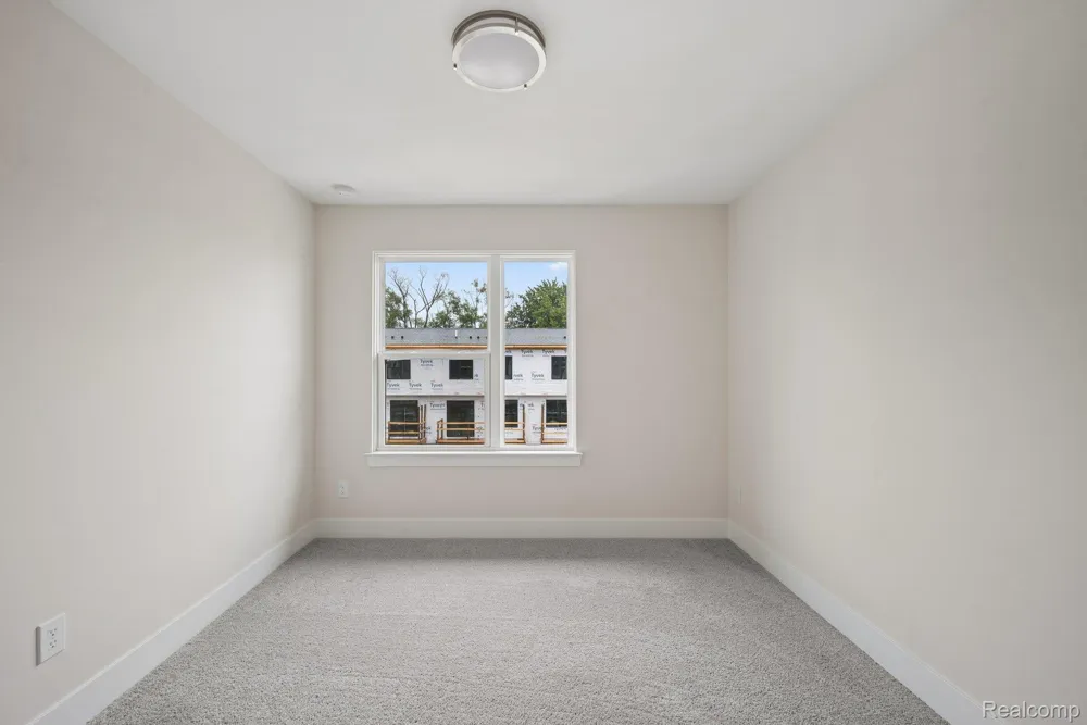 1016 Pine Tree Lane Troy City, MI 48085