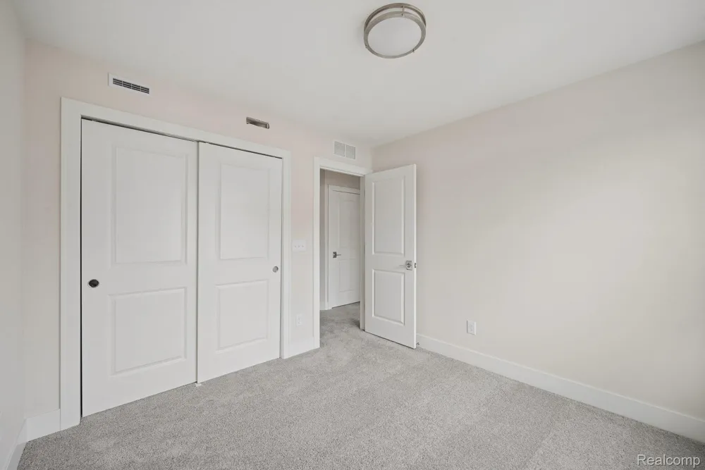 1016 Pine Tree Lane Troy City, MI 48085