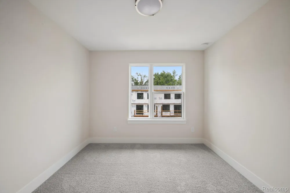 1016 Pine Tree Lane Troy City, MI 48085