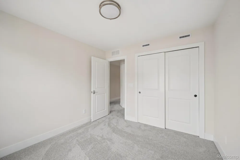 1016 Pine Tree Lane Troy City, MI 48085