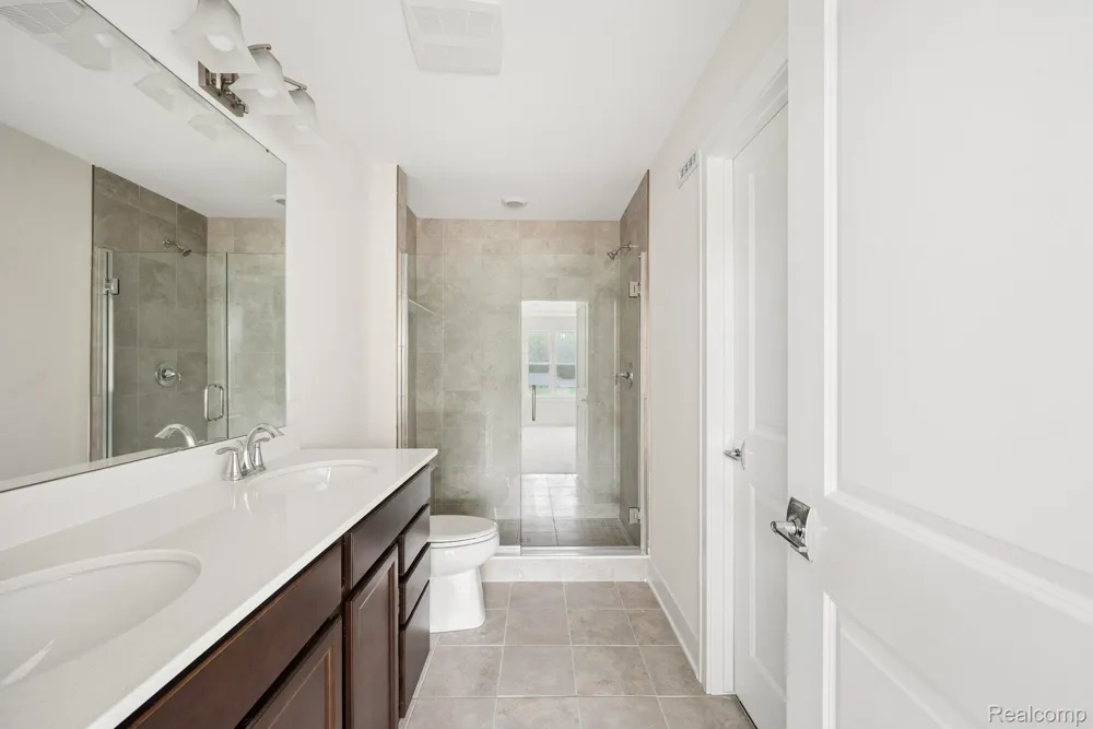 1016 Pine Tree Lane Troy City, MI 48085