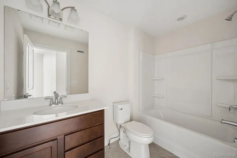 1016 Pine Tree Lane Troy City, MI 48085