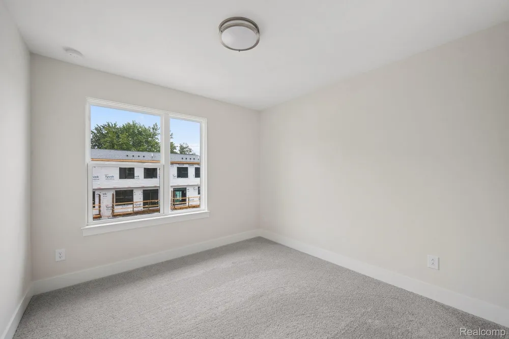 1016 Pine Tree Lane Troy City, MI 48085