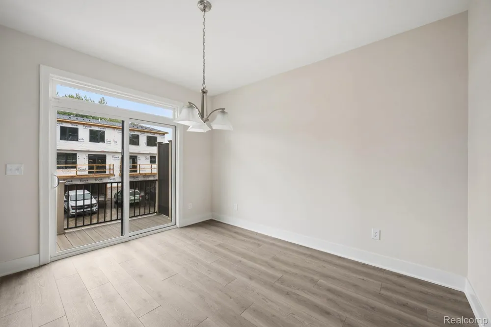 1016 Pine Tree Lane Troy City, MI 48085