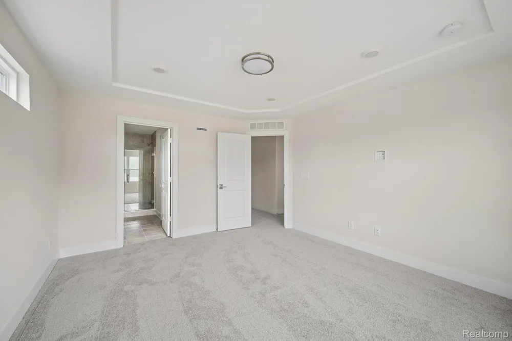 1016 Pine Tree Lane Troy City, MI 48085