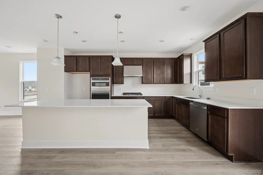 1016 Pine Tree Lane Troy City, MI 48085