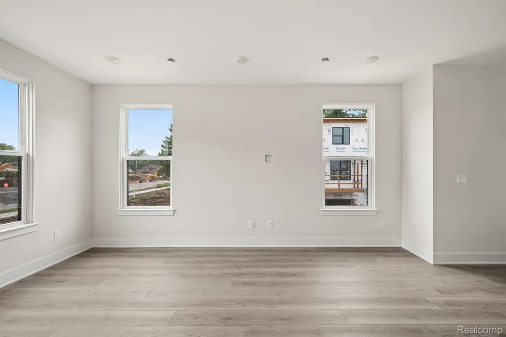 1016 Pine Tree Lane Troy City, MI 48085